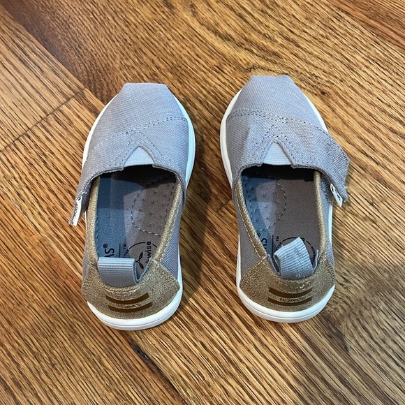 Kids Toms Shoes. Size 5. Never Worn. - Picture 6 of 10